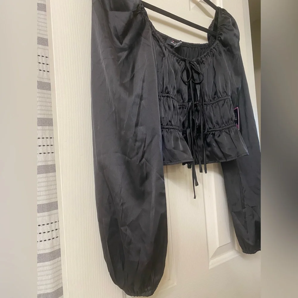 Mixed Threads Los Angeles Satin Black Puff Long Sleeve Crop Top Size Medium NWT - Picture 6 of 16